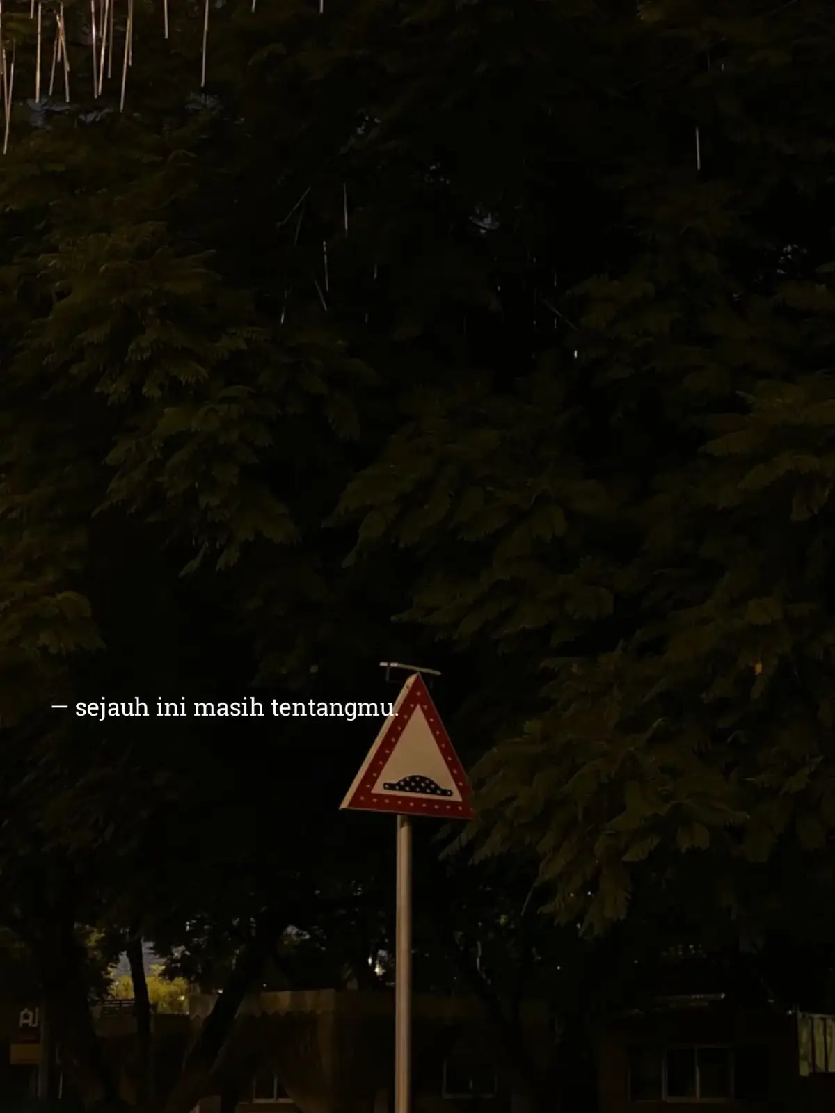 ••• 📝Bahan-bahan: -1 ekor ayam, potong 12 bagian (bisa juga pakai ½ kg ayam saja) -6 siung bawang merah, iris tipis -4 siung bawang putih, iris tipis -5 buah cabai rawit utuh (sesuai selera pedas) -2 buah cabai merah besar, iris serong -3 lembar daun salam -3 batang serai, memarkan -4 cm lengkuas, memarkan -4 buah tomat hijau, potong-potong -5 buah belimbing wuluh (bisa diganti air asam jawa secukupnya) -600 ml santan encer -Garam dan gula secukupnya -Daun pisang untuk membungkus Cara Membuat: 1. Siapkan daun pisang Potong ukuran sedang, layukan sebentar di atas api agar lentur, sisihkan. 2. Tumis bumbu Panaskan sedikit minyak, tumis bawang merah, bawang putih, daun salam, serai, dan lengkuas hingga harum. 3. Masukkan ayam Tambahkan potongan ayam, aduk rata hingga berubah warna. 4. Tambahkan kuah Tuang santan encer, masukkan garam, gula, tomat hijau, belimbing wuluh, dan cabai. Masak hingga ayam setengah matang. Koreksi rasa. 5. Bungkus Ambil selembar daun pisang, beri 1–2 potong ayam dengan kuahnya, lalu bungkus dan sematkan dengan lidi. 6. Kukus Kukus bungkusan garang asem selama ±30–40 menit hingga ayam empuk dan bumbu meresap. 7. Sajikan Hidangkan hangat bersama nasi putih. Selamat Mencoba!!!  #fyppppp #foryoupage #masukberandafyp 