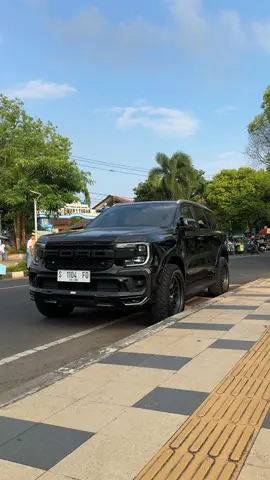Permisi tuban numpang parkir #ford #fordeverest #fordeveresttitanium #tuban 
