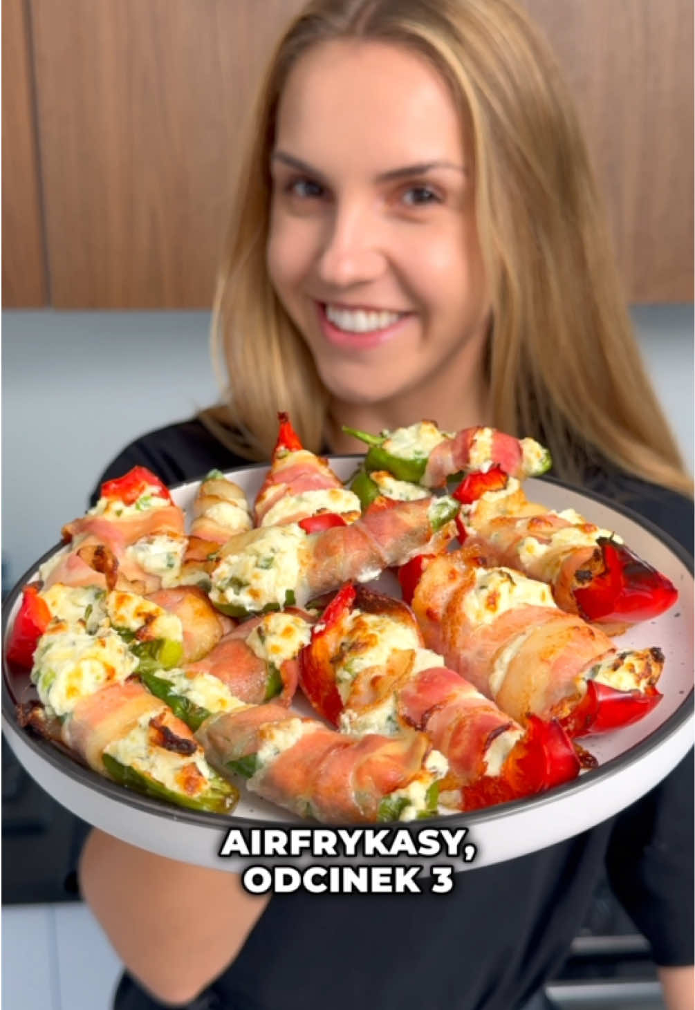 AirFrykasy odcinek 3 - papryki nadziane serkiem 🥓 Składniki: •papryka (ja miałam 5 sztuk małych papryczek padron i pół zwykłej czerwonej papryki) •150g serka ziołowego •50g mozzarelli •100g boczku •szczypiorek  1️⃣ Papryki myjemy, małe papryczki rozcinamy na pół, dużą paprykę na kilka części, muszą tworzyć takie łódeczki.  2️⃣ Serek mieszamy z mozzarellą, szczypiorkiem. 3️⃣ Każdy kawałek papryki nadziewamy serkiem i zawijamy w pół plasterka boczku. Boczek rozcinamy po środku, wzdłuż dłuższej krawędzi. 4️⃣ Piekłam 9 minut w 200 stopniach.  Wyszło 15 sztuk, 1 porcja: 55 kcal B:2,5g T:4,5g W:1,3g  #furajedzenia #airfryer 