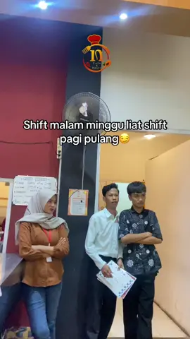 yang satu nyiapin mental dan tenaga, yang satu lagi nyiapin outfit buat malam minggu😭 #ncaferesto #fypage #waiters #fyp #fypシ゚ 