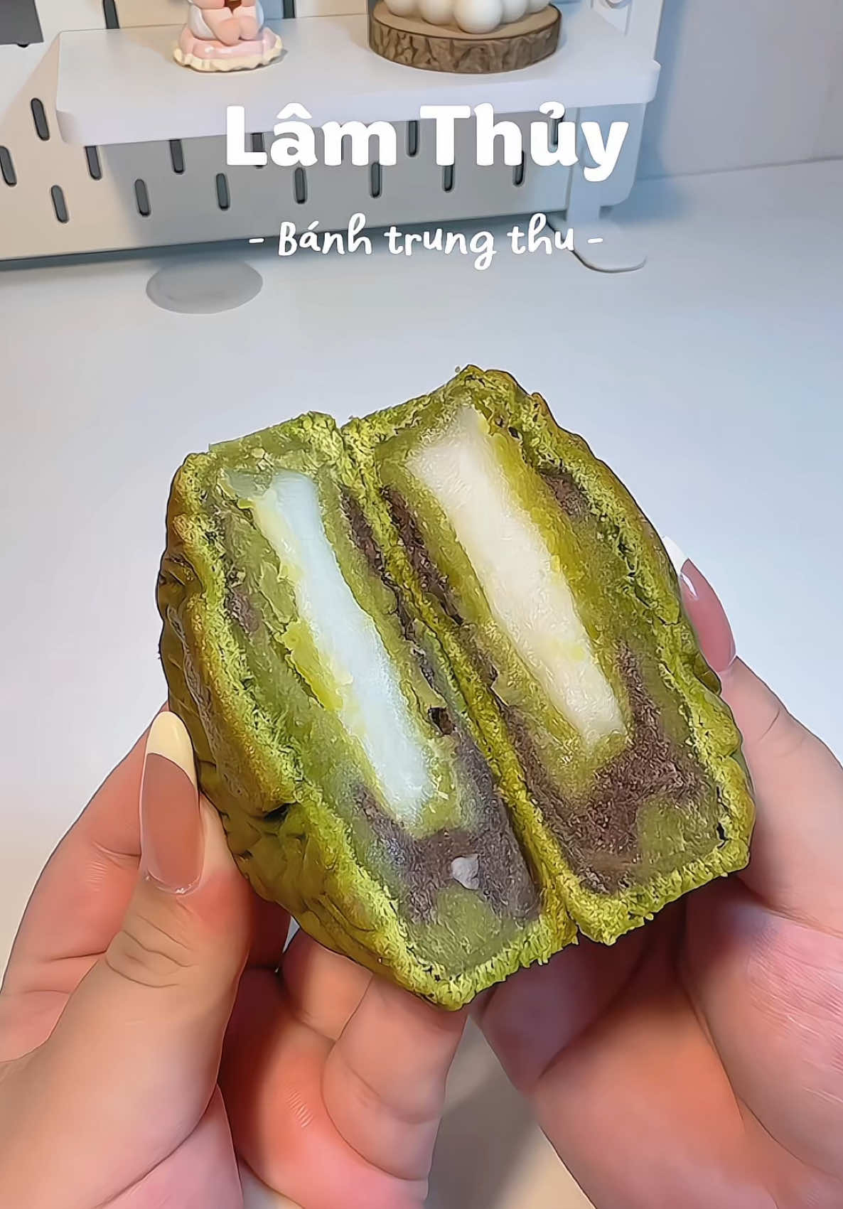 Tưởng bị ngọt mà ko ngờ ít ngọt đúng ngon luôn 🤤✨ #banhtrungthu #banhtrungthulamthuy #banhtrungthumatchalatte #xhuong #fyp 