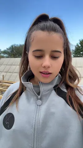 Dacă tot știți să comentați atunci învățați vă să puneți mâna de la mâna ca să construim mai repede ❤️🙂 #cristinadurnea592 #foryou #fouryoupage #fyp #for 