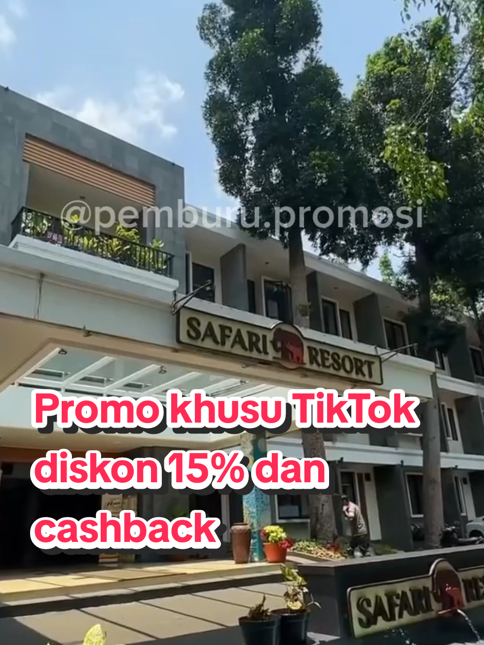 Nginep di tengah hutan tropis, bebas masuk taman safari 2 hari. Disini kalian bisa staycation sekaligus belajar mengenal hewan- hewan. Booking lewat TikTok dapatkan diskon dan cashbacknya. #goacademyhotelsep #jelajahakhirpekan #healingbarengkeluarga #fyp #safariresort 