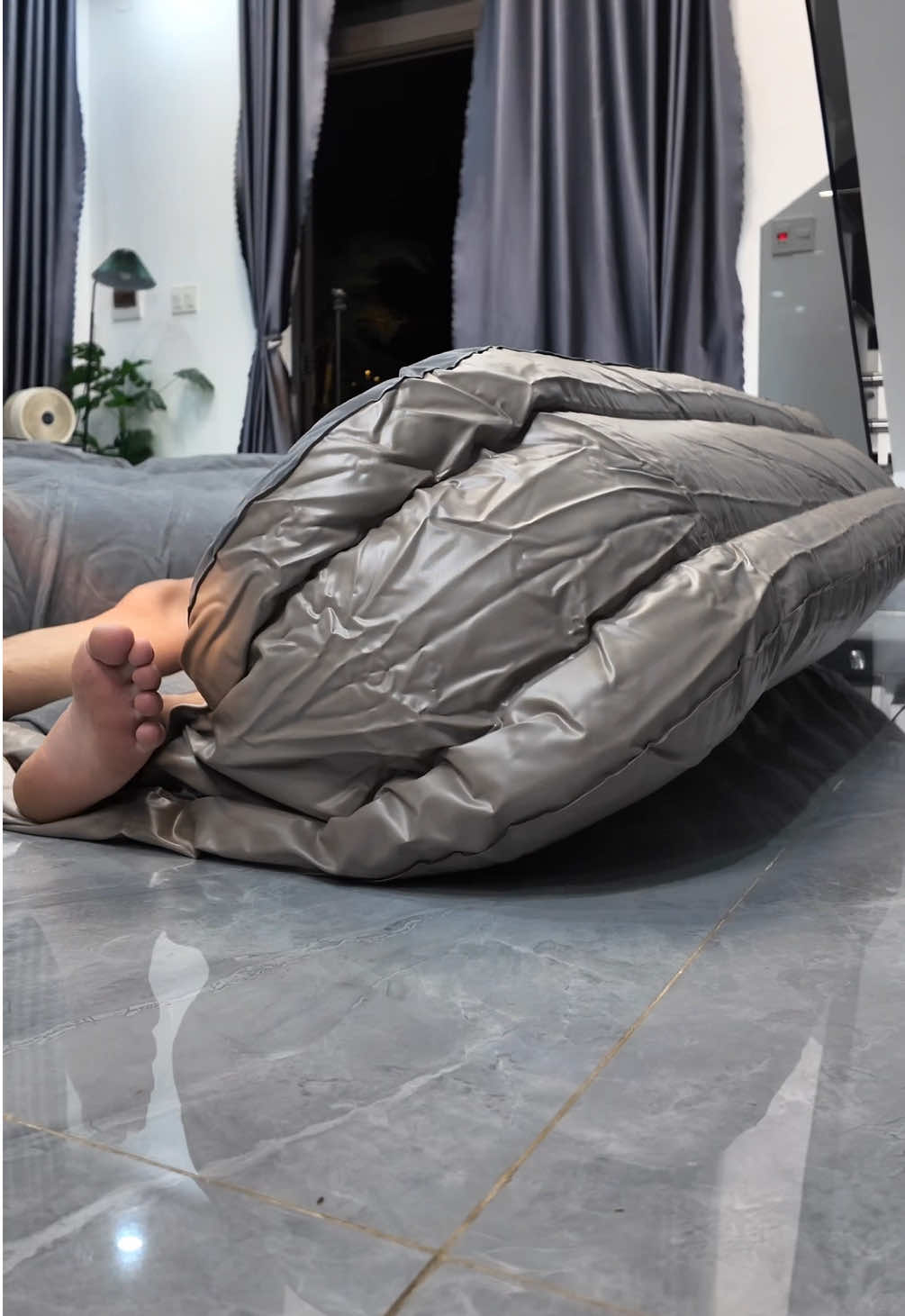 Đệm hơi tự bơm gấp gọn rất tiện lợi , ae mang đi chơi , du lịch , cắm trại quá là hợp lí , nằm bao đã #demhoitubom #demhoi #demhoigapgon 