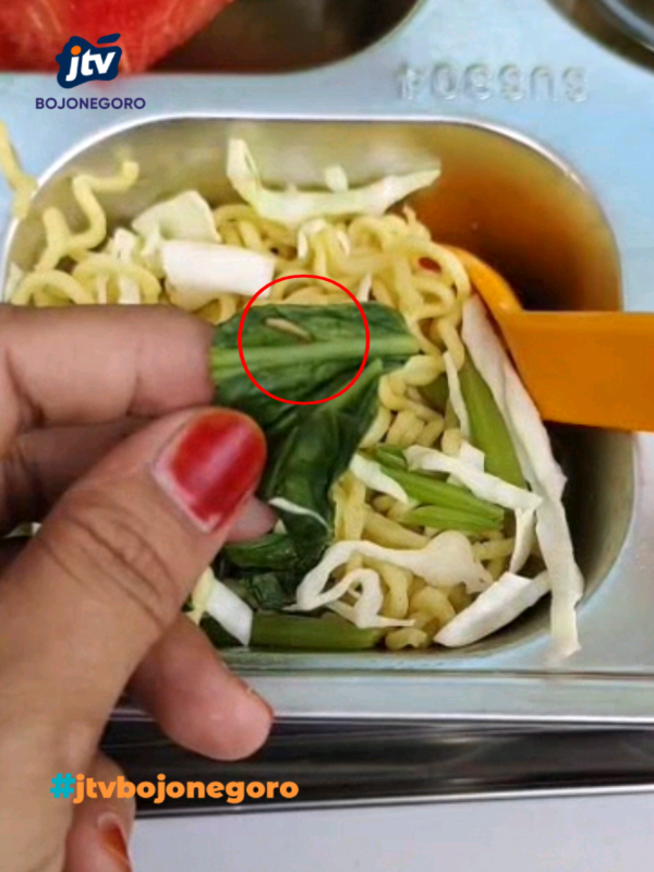 Sebuah video memperlihatkan temuan ulat sayur di menu Makan Bergizi Gratis Kabupaten Tuban. Hal ini diketahui siswa saat mendapat pembagian MBG di sekolah dasar. Danramil meminta petugas lebih teliti karena ini menyangkut kesehatan siswa. #jtvbojonegoro #sketsabengawan #deloktvdadingerti 