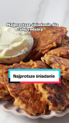 🥕Najprostsze śniadanie ever! A cała rodzina będzie szczęśliwa!  🥕ZAPISZ i obserwuj po więcej.  Placuszki marchewkowo-jabłkowe  1 z 2 porcji ma: 432 kcal / B:21g / T:16g / W:56g  Składniki: 80g banan  110g marchewki  130g jabłka  2 jajka  80g mąki orkiszowej typ 620  1 łyżeczka cynamonu  20 ml oliwy z oliwek  Dodatki: 150g skyr naturalny  Przygotowanie: 1. Banana, starte jabłko i marchew przełóż do miski.  2. Dodaj jajka, mąkę i cynamon. Całość dokładnie wymieszaj.  3. Na patelni rozgrzej odrobinę oliwy i wyłóż po 1 łyżce ciasta.  4. Smaż placuszki na niskiej mocy palnika do zarumienienia.  5. Podawaj z jogurtem. #placuszki #marchewka #rodzina #rodzinne #dietetyczka 
