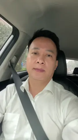 Mưa vẫn chăm chỉ đi làm nhé. Trời này nhậu thôi anh em