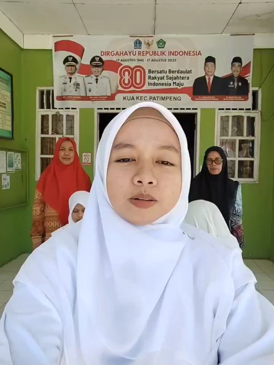 Tepuk Sakinah 👏👏👏 Tepuk Sakinah bukan sekadar tepuk tangan biasa. Ia jadi ice breaking yang menyenangkan, mencairkan suasana, sekaligus menanamkan pesan dakwah. Dengan irama sederhana, peserta lebih semangat, kompak, dan mudah mengingat nilai keluarga sakinah mawaddah warahmah. 💕 #PenyuluhAgamaIslamPatimpeng #TepukSakinah #bimwin #suscatin #IceBreaking 