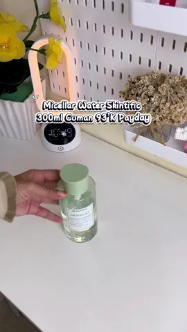 Pembersih wajah dan makeup waterproof sekalipun. Ukurannya besar di 300ml yahh. Hari ini lagi Payday Sale, sebelum kehabisan langsung dicekout aja. 😍🥰 #micellarwater #micellarwaterviral #mugwort #skintific #skintificpromo 