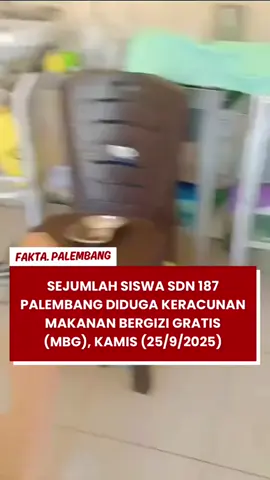 Sejumlah siswa SDN 178 Palembang diduga mengalami keracunan setelah mengonsumsi makanan dari program Makanan Bergizi Gratis (MBG) pada Kamis (25/9/2025). Beberapa siswa dilaporkan mengalami gejala mual dan muntah tak lama setelah makan. Pihak sekolah langsung bergerak cepat dengan membawa anak-anak yang terdampak ke puskesmas terdekat untuk mendapat perawatan. Hingga kini belum ada pernyataan resmi terkait jumlah korban maupun jenis makanan yang dikonsumsi. Dinas terkait diminta segera melakukan pengecekan untuk memastikan penyebab dan kualitas makanan dalam program MBG agar kejadian serupa tidak terulang. #faktapalembang #palembang #palembangtiktok 