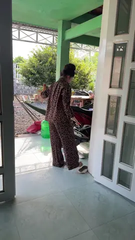 Ko người xem cô 3 hột xoàn gì hết vậy