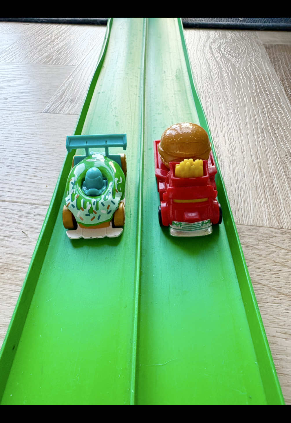 🍔 VS 🍩 Who’s your money on? #cartrack #christmasgiftideas #kidsgift #tiktokmademebuyit #hotwheels 