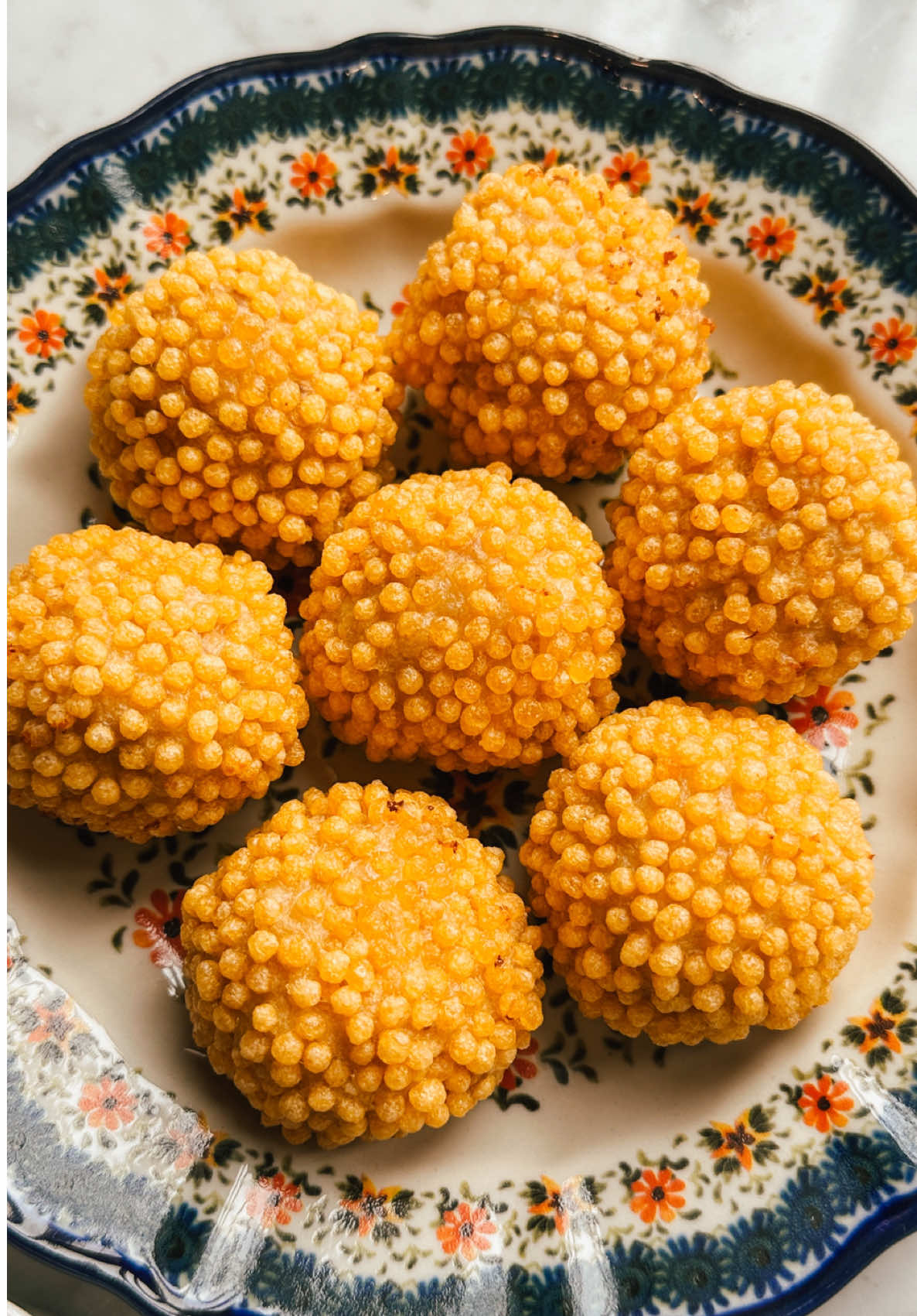 bola ayam keju 🧀🍗 #alexcooks  apakah ini yang dinamakan nugget versi next level? 😳 lebih next level lagi kalo abis itu langsung neguk kopi ABC Iced klepon yang rasanya seriusan seenak itu! @kopiabc.id #KopiABCIcedKlepon #AkuButuhCoffee inspired by @Firhan  bahan: 400 gr paha ayam fillet 4 bawang putih 3 sdm tepung tapioka 1 telur 1 sdm saus tiram 1/2 sdt kaldu 1/3 sdt micin 1/3 sdt garam keju quickmelt  bubble crumb cabe rawit secukupnya Cara membuat: 1.  Haluskan bawang putih di chopper lalu masukkan ayam, telur, tapioka dan bumbu. Haluskan lagi adonan. 2.  Basahi tangan agar tidak lengket, ambil sekitar 30 gr adonan. Ambil sepotong keju quickmelt lalu bungkus. Gulingkan di bubble crumb. 3.  Masukkan bola ayam ke freezer selama 30 menit. 4.  Pastikan minyak sudah panas, goreng di api kecil sedang hingga seluruh sisi garing dan keemasan. Sajikan dengan cabe rawit.