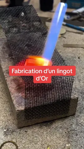 Dans cette vidéo, tu vas découvrir toutes les étapes de la reproduction d’un mini lingot en or. J’ai commencé par le dessin, pour imaginer la pièce. Puis est venue la découpe du métal. La mise à niveau a permis d’obtenir une base parfaite. Ensuite, j’ai procédé à la soudure pour solidifier l’ensemble. Après un bon nettoyage, l’or a révélé tout son éclat. Enfin, le finissage et la gravure personnalisée ont donné vie à ce bijou d’exception. Un mini lingot qui peut désormais être porté en pendentif, en bracelet ou même sur une bague. #lingot #or18k #gold18k #jewelrymaking 
