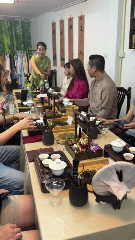 🍵 คลาส Workshop วัฒนธรรมชงชากงฟู รุ่นที่ 23 บรรยากาศเต็มไปด้วยกลิ่นชาและการเรียนรู้ การชงชาจีนกงฟู (工夫茶) กับเหล่าซือเฉินแห่งร้านทีฉา  ได้จบลงไปอย่างงดงามและเข้มข้นกว่าที่วางไว้ ขอบคุณทุกท่านที่มาร่วมกิจการกับร้านทีฉาค่ะ 🙏🙏🙏 ——— ##ชาเชื่อมใจ##วัฒนธรรมจีน##กังฟูชา##เรียนชงชา##TCHA  
