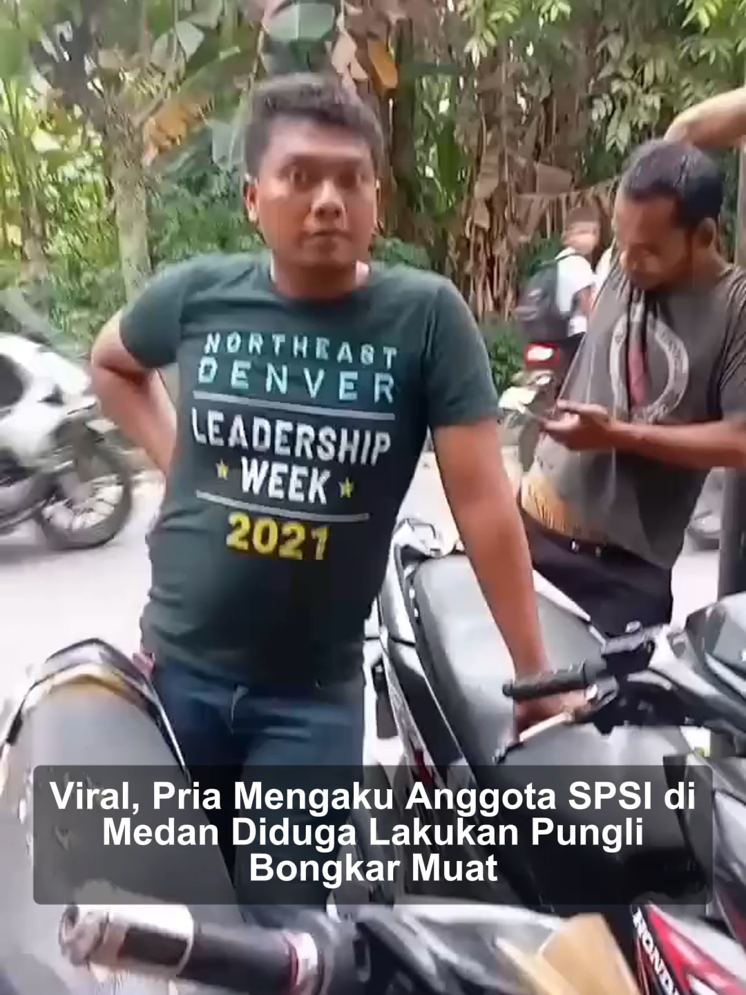 Aksi dugaan pungutan liar (pungli) yang meresahkan para pemilik usaha kembali terjadi dan viral di media sosial. Seorang pria di Medan yang mengaku sebagai anggota Serikat Pekerja Seluruh Indonesia (SPSI) terekam meminta uang untuk kegiatan bongkar muat barang, padahal ia sama sekali tidak ikut bekerja. Peristiwa ini terjadi di sebuah toko yang berlokasi di Jalan Perjuangan, Ring Road, Medan. Menurut keterangan pemilik toko, kejadian ini sudah berlangsung selama berbulan-bulan dan menimbulkan keresahan. Dalam unggahan yang beredar, pemilik toko menjelaskan bahwa setiap kali ada truk pengantar barang yang datang, pria tersebut akan muncul dan meminta uang jasa bongkar muat. Padahal, seluruh proses pengangkutan dan penyusunan barang dilakukan sepenuhnya oleh karyawan toko sendiri. 