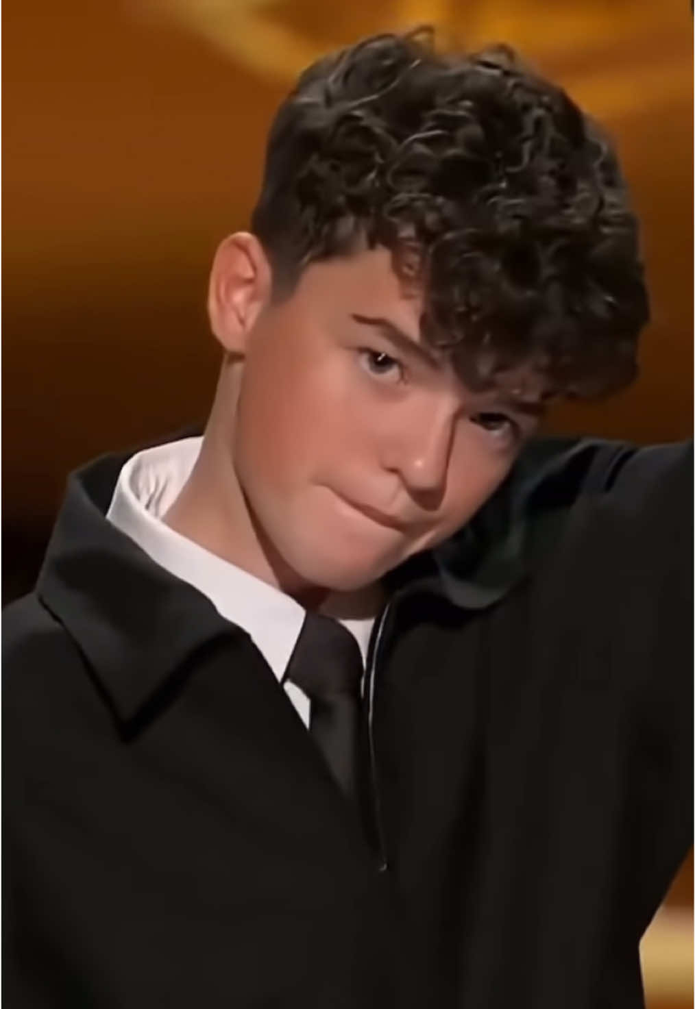 15-year-old British actor Owen Cooper made history at the recent Emmy Awards with his breakout role in Netflix’s limited series Adolescence. In his very first on-screen performance, Cooper earned the award for Outstanding Supporting Actor, becoming the youngest male actor ever to win in the category. His gripping portrayal of a schoolboy accused of m*rder has been praised for its raw emotion and natural depth—cementing him as one of the most exciting new talents in film and television ✨ #emmyawards #actor #adolescentes #fypシ゚viral🖤tiktok #fyppp 