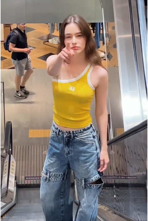 Letting go of my girlfriend’s hand on the escalator… her reaction says it all 😂💕 #FYP #ForYou #CoupleTok #FunnyReaction #LoveTok #RelationshipGoals #CoupleHumor #POV #Trending #Viral #usa🇺🇸 