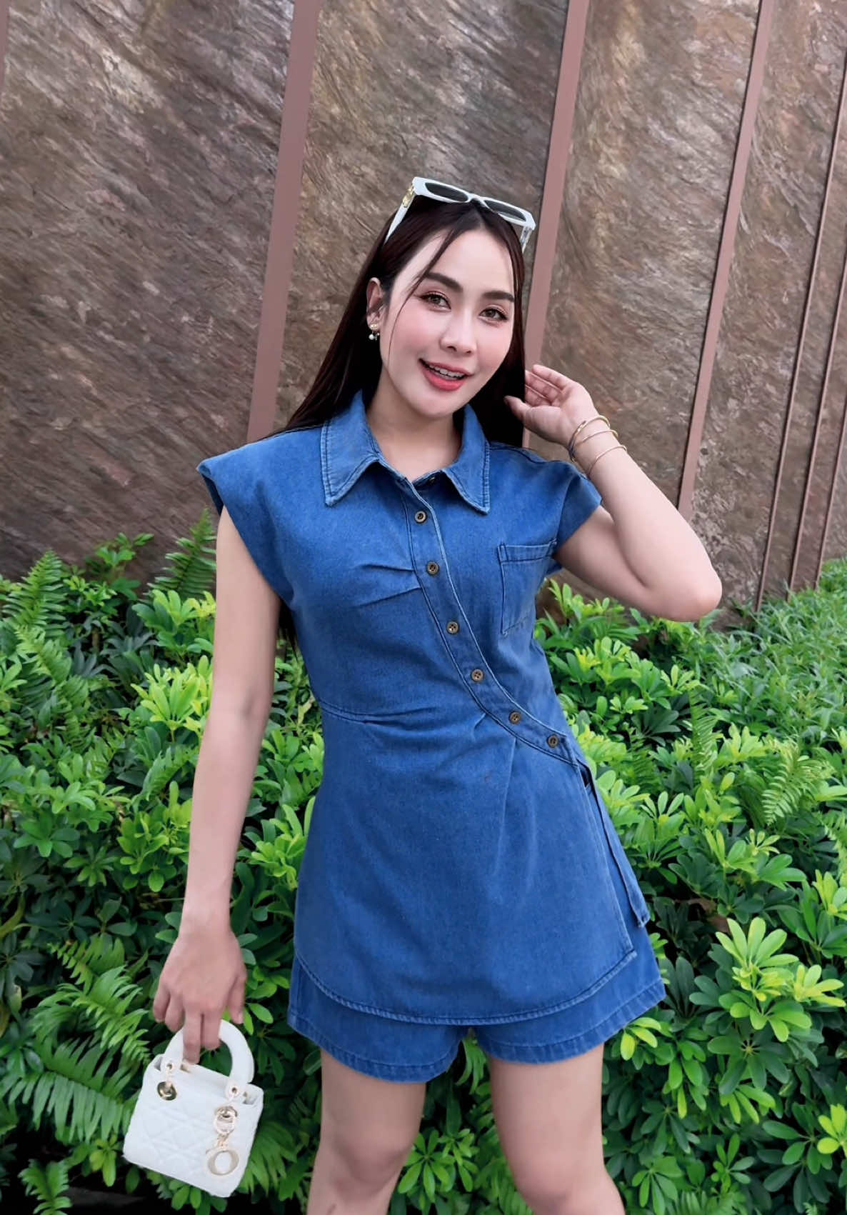 “ลุคใหม่ที่ใครเห็นก็ต้องเหลียวมอง 👀       เซ็ตเดนิมสุดชิคจาก Thealner ดีไซน์คอปกแขนกุดเก๋ๆ ตัดต่อกระดุมเฉียงเพิ่มความมีสไตล์ มาพร้อมกางเกงขาสั้นในตัว ใส่ง่าย แมตช์แล้วดูแพงแบบไม่ต้องพยายาม จะไปคาเฟ่ ทำงาน เที่ยว หรือใส่ชิลล์ๆ ก็ยังดูสวยครบทุกโอกาส 💎     เนื้อผ้านิ่มใส่สบาย ไม่ร้อน ไม่โป๊ มีให้เลือกหลายไซซ์ S-3XL 590-  งานดีเกินราคาแน่นอน! 💙”#Thealner #OOTD 