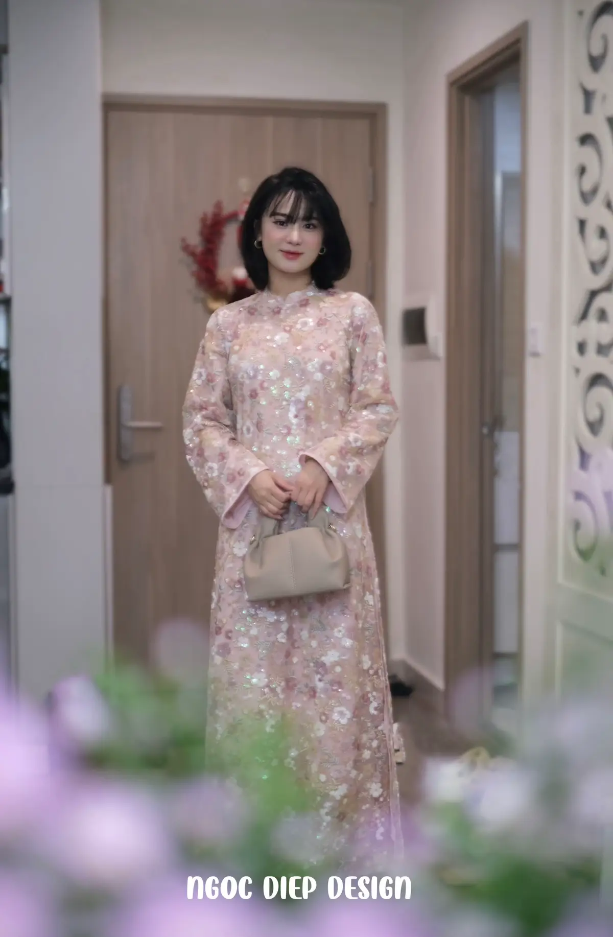 🌸 Khoảnh khắc dịu dàng trong tà áo dài đính kết hoa kim sa với tone màu nhẹ nhàng nhưng không kém phần nổi bật. Không chỉ là trang phục, đó còn là sự tự tin và niềm kiêu hãnh của phái đẹp… ##NgocDiepDesign##AoDai##AoDaiVietnam  ##AoDaiTruyenThong##newcollection