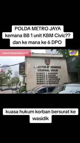 Polda Metro Jaya Gagal Tunjukkan Profesionalisme: Barang Bukti dan DPO Kasus Perampasan KBM Masih Misterius Jakarta — Rasa kecewa mendalam disampaikan oleh pihak kuasa hukum korban dalam kasus dugaan perampasan satu unit kendaraan bermotor (KBM) dengan nomor polisi H 7366 WY, jenis Honda Civic, yang hingga kini belum menunjukkan titik terang, meski perkara tersebut telah disidangkan di pengadilan. Ironisnya, Polda Metro Jaya — institusi kepolisian yang seharusnya menjadi garda terdepan penegakan hukum di Ibu Kota — justru dinilai lamban, bahkan terkesan abai, dalam menindaklanjuti kasus yang sudah memasuki babak hukum formal tersebut. Kuasa hukum korban mengungkapkan bahwa hingga saat ini, para pelaku yang telah ditetapkan sebagai Daftar Pencarian Orang (DPO) belum juga ditangkap. Lebih mencengangkan lagi, barang bukti berupa kendaraan yang dirampas pun tidak diketahui keberadaannya. “Kami sudah bersurat resmi ke Wasidik Polda Metro Jaya untuk meminta klarifikasi. Tapi yang kami dapat justru sikap diam dan ketidakjelasan,” ujar kuasa hukum korban. Tindakan (atau lebih tepatnya, ketiadaan tindakan) dari Polda Metro Jaya patut dipertanyakan. Bagaimana bisa sebuah institusi sebesar Polda Metro Jaya tidak mampu menghadirkan barang bukti yang seharusnya sudah dalam penguasaan penyidik? Bagaimana mungkin DPO yang identitasnya sudah dikantongi belum juga berhasil ditangkap? Apakah ada pembiaran? Apakah ada kekuatan besar yang mencoba melindungi pelaku? “Kasus ini telah bergulir hingga meja hijau, tapi bukti fisik kendaraan tidak disertakan. Lalu bagaimana pengadilan bisa memutus dengan adil jika penyidik tidak menyerahkan alat bukti utama?” tanya kuasa hukum dengan nada geram. Polda Metro Jaya seharusnya memahami bahwa: 	•	Pasal 183 KUHAP menyatakan bahwa hakim tidak boleh menjatuhkan pidana kepada seseorang kecuali apabila dengan sekurang-kurangnya dua alat bukti yang sah ia memperoleh keyakinan bahwa suatu tindak pidana benar-benar terjadi dan bahwa terdakwalah yang bersalah melakukannya. 	•	Pasal 7 ayat (1) huruf j UU No. 8 Tahun 1981 tentang KUHAP memberikan wewenang kepada penyidik untuk “melakukan tindakan lain menurut hukum yang bertanggung jawab”, termasuk pengamanan dan penyitaan barang bukti. 	•	Selain itu, Pasal 13 UU Kepolisian (UU No. 2 Tahun 2002) menegaskan tugas Polri untuk memberikan perlindungan, pengayoman, dan pelayanan kepada masyarakat, serta menegakkan hukum secara profesional dan proporsional. Namun, kenyataannya, Polda Metro Jaya justru menunjukkan kebalikan dari prinsip-prinsip dasar tersebut. Polda Metro Jaya Harus Introspeksi: Bukan Soal Mampu, Tapi Mau Apa gunanya predikat “Polda Metro Jaya” jika menangani kasus perampasan kendaraan saja tidak bisa tuntas? Ini bukan soal kemampuan — karena sumber daya Polda Metro Jaya jelas ada. Ini soal kemauan dan keberanian menegakkan hukum tanpa pandang bulu. Jika pelaku masih bebas berkeliaran dan barang bukti entah di mana, maka publik berhak bertanya: Apakah Polda Metro Jaya benar-benar berpihak pada korban, atau justru menjadi tameng pelaku? Red - bay#fyp #poldametrojaya #fypage #nitizen #nitizenindonesia 