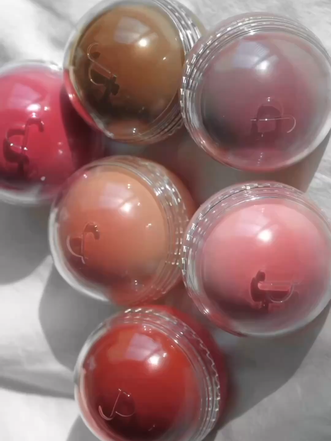 Juicy Roll Cheek càng lăn càng tán càng trong trẻo với độ bóng hiếm thấy🍑🍎. Màu sắc tựa ruột trái cây tươi, cho gò má trong veo, rạng rỡ mà không hề bị nặng nề! Các romate có biết, hiệu ứng glow đẹp nhất chính là khi ở dưới ánh sáng tự nhiên đó! #romand #rollcheek #lamdep #xuhuong #fyp