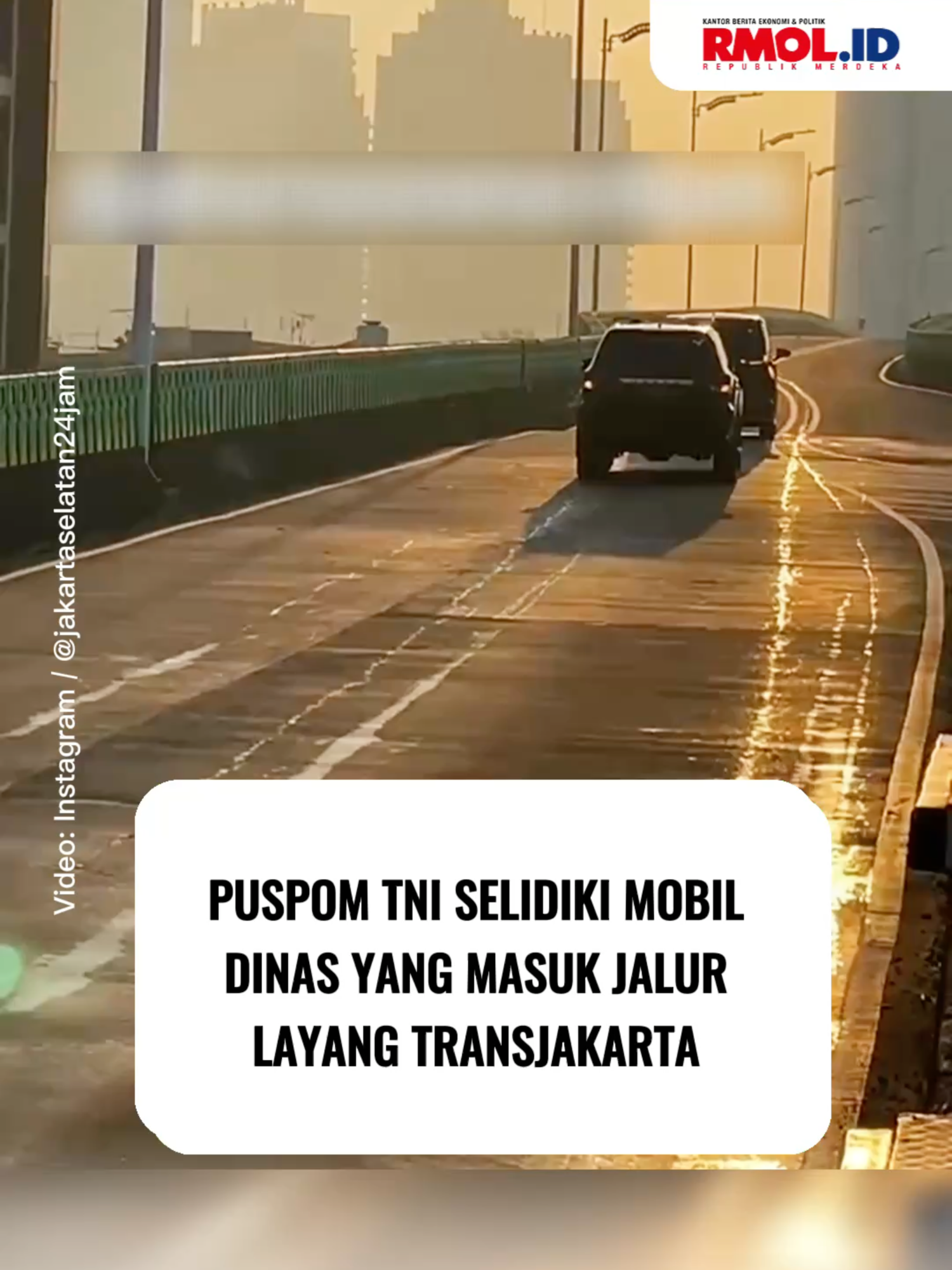 Puspom TNI Selidiki Mobil Dinas yang Masuk Jalur Layang TransJakarta Video dua mobil dinas Mabes TNI melintas di jalur layang koridor 13 TransJakarta viral di media sosial.  Peristiwa disebut terjadi Rabu pagi, 24 September 2025, kendaraan berwarna hitam itu terlihat menyalakan strobo saat melewati jalur khusus bus. Kapuspen TNI Brigjen (Mar) Fredy Ardianzah menegaskan Puspom TNI tengah menelusuri kasus ini. “Saat ini Puspom TNI sedang menelusuri serta mengumpulkan data dan informasi terkait video yang beredar tersebut,” ujarnya, Kamis 25 September 2025. Ia menambahkan kendaraan dinas yang terobos jalur TransJakarta akan diproses sesuai hukum yang berlaku. “Kendaraan dinas TNI yang melintas di jalur khusus bus TransJakarta tersebut merupakan pelanggaran lalu lintas dan akan diproses sesuai aturan yang berlaku,” tambahnya. Mau berita langsung dikirim ke WA kamu? follow Whatsapp Channel RMOL.id atau ketik di browsermu bit.ly/RMOLWhatsappChannel #rmol #rmolid #republikmerdeka #republikmerdekaonline #transjakarta #mobildinas