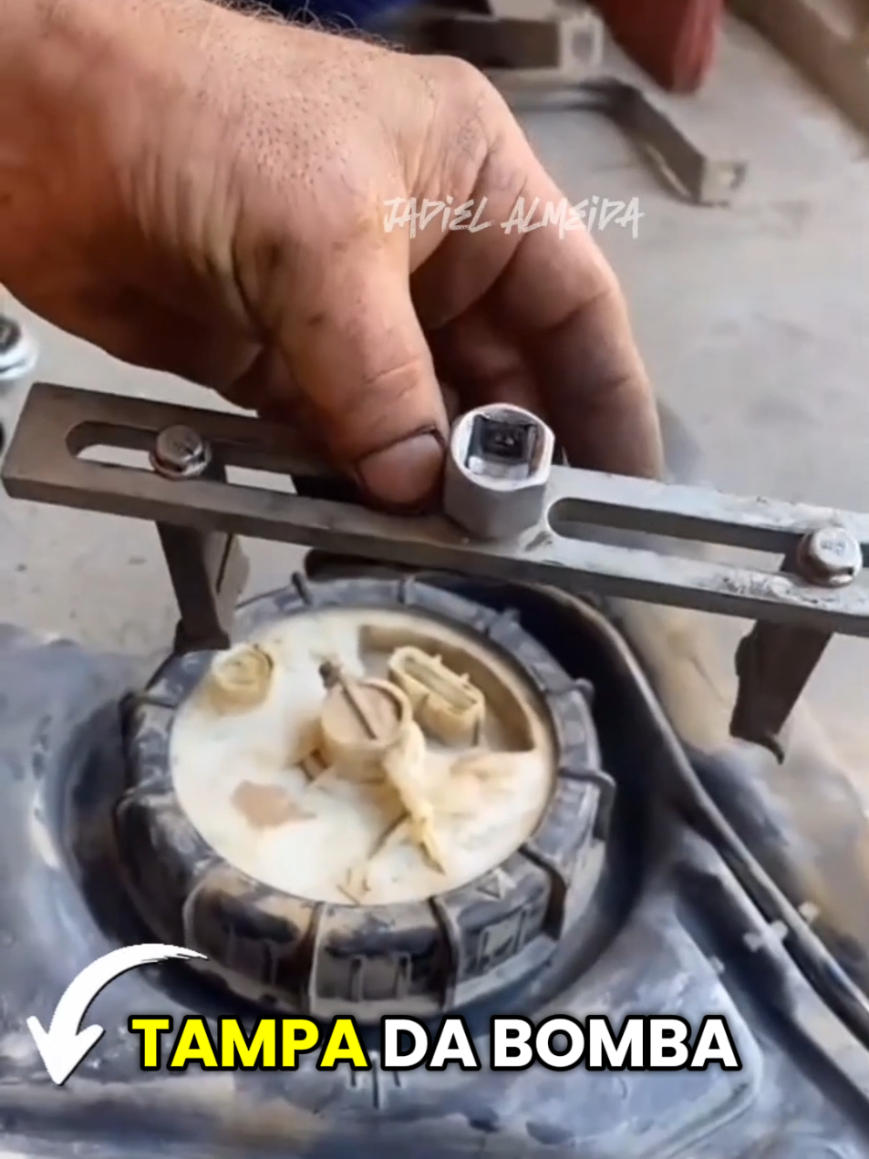 Removedor de tampa da bomba de combustível, resistente, prático e ideal para oficinas e reparos automotivos. #Ferramentas #Oficina #Automotivo 