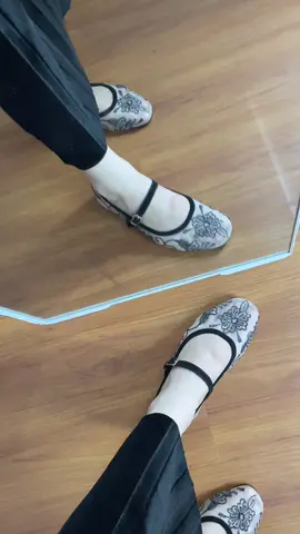 produk baru dari dluna! masyaallah cantik banget🥺🤍 lagi diskon!!! buruan dehhh! #flatshoes  