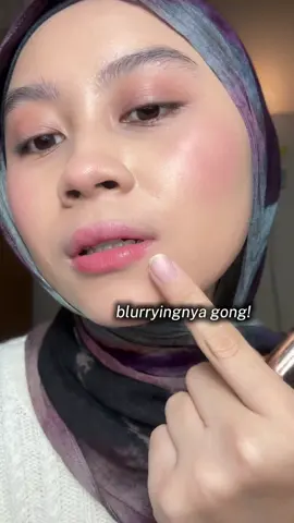 buat yg punya garis2 halus dibibirr, plss cobain blur matte lipstickk dari @Maange.beauty, bnr2 ringann bgt! 😻😩🫶🏻#maange #maangemakeup #mglipretty #maangelipstick 