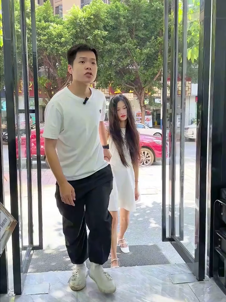 Girls with dry and curly hair should try this fragrant essential oil spray. Your hair will be soft, smooth and shiny after using this fragrant hair oil.-634963