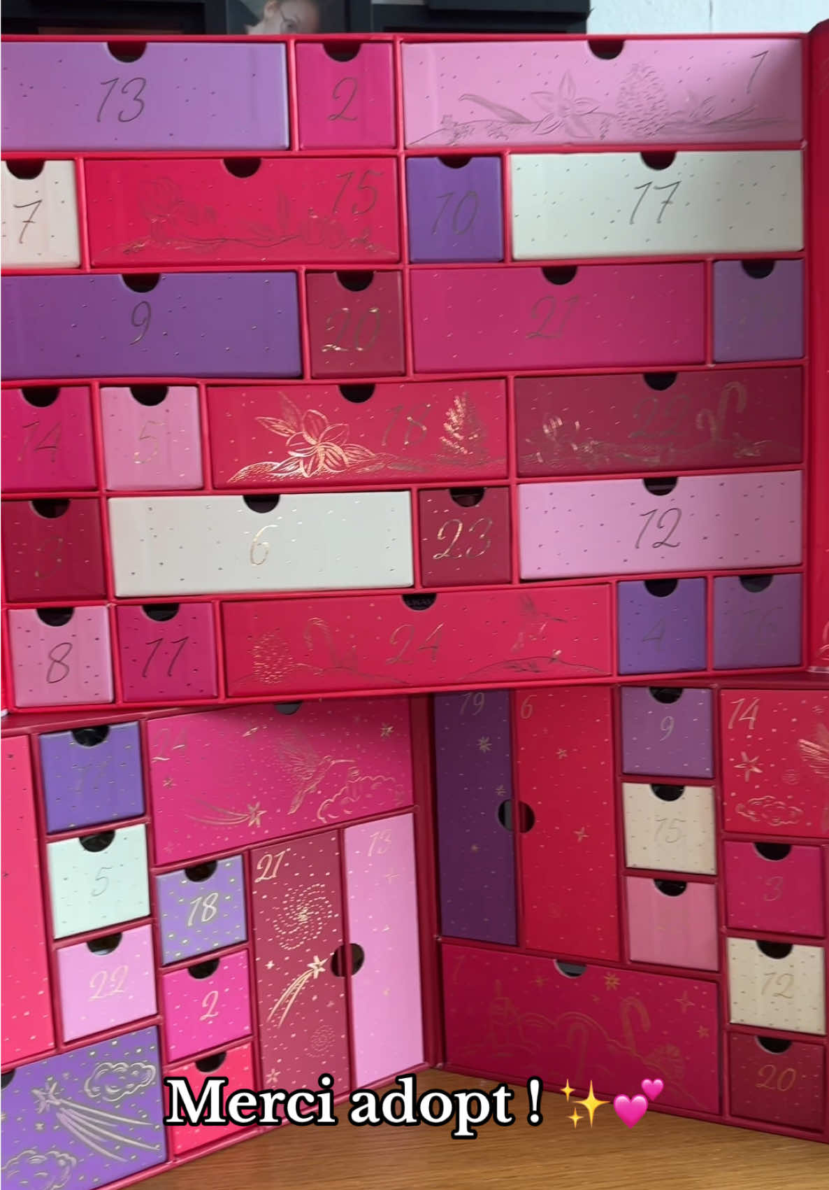 Prête pour la saison ! 🎄✨🎁💕 Un tout grand merci à @adoptparfums  Retrouvez leurs différents calendriers de l’avent sur leur site internet (pour femmes et hommes).  - le carrousel enchanté 94,95€  - l’envol vers les étoiles 159,95€  #adoptparfums #calendrierdelavant #calendrieradopt #pourtoi #fypシ゚ 