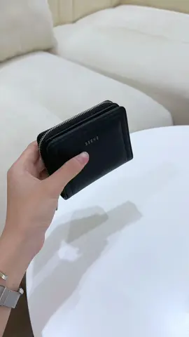 Ví mini gọn gàng, dễ bỏ túi. Nhìn nhỏ thoii chứ đựng đc nhiều thẻ, nhiều tiền lắm đó #vinu #vinuxinh #vinucamtay 