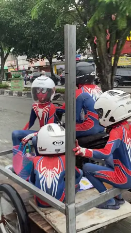 mana tertib bgt pake helm semua 😭 #foryoupage #spiderman 