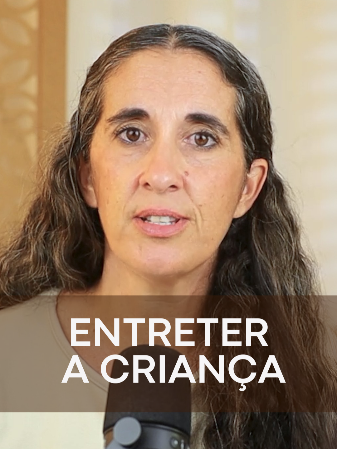 Muitas mães hoje estão vivendo uma maternidade cheia de caos e frustração: gritos, brigas, desobediência e aquele sentimento constante de não estar sendo a mãe que sempre sonharam. Se você se sente assim, não está sozinha. Eu preparei uma aula gratuita com muito carinho para explicar por que estamos passando por isso e como podemos mudar essa realidade. Não deixe de conferir! O LINK ESTÁ NA BIO 🦋 Vamos juntas encontrar caminhos para uma maternidade mais tranquila e cheia de amor. Você merece isso! 🌟🫶🏻