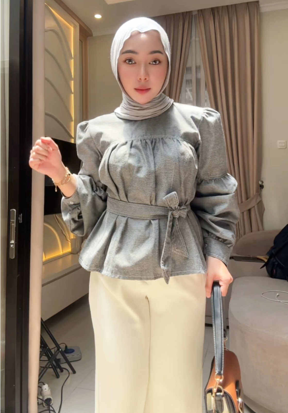 warna ash grey suppeerr cantik banget, anggun banget kalau dipake, stock terbatas ya! ♥️