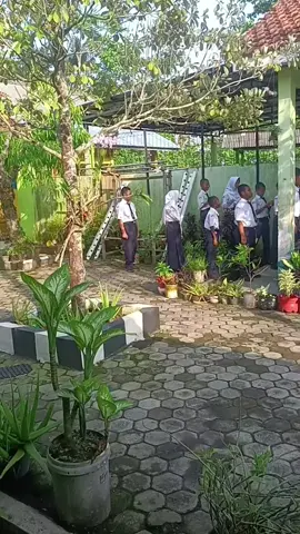 Bersiap masuk kelas  #smpn1kawunganten 
