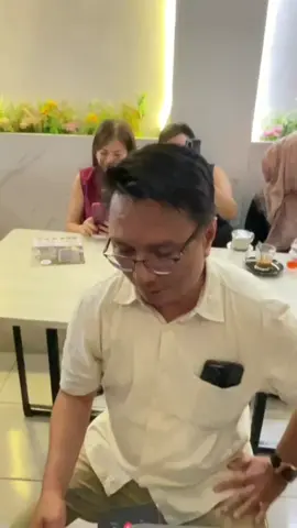 Kebijakan pemberlakuan sistem satu arah di Jalan Abul Hasan, Kota Samarinda, menuai penolakan dari sejumlah pelaku usaha yang terdampak langsung.  Mereka menilai kebijakan yang mulai diterapkan satu hari lalu itu berdampak serius pada aktivitas ekonomi dan omzet usaha di kawasan tersebut. Riza, pemilik Voc Caffe, menyatakan bahwa sekitar 70 persen pelaku usaha di kawasan itu mengalami penurunan aktivitas ekonomi akibat perubahan arus lalu lintas yang tiba-tiba. “Kami menolak pemberlakuan sistem jalan satu arah. Ini sangat memukul roda perekonomian. Baru satu hari diberlakukan, dampaknya sudah sangat terasa,” kata Riza saat ditemui, Kamis 25 September 2025. Riza yang mengaku mewakili aspirasi sejumlah pengusaha setempat, meminta pembatalan kebijakan satu arah, dan mendesak agar parkir miring dikembalikan seperti semula, mengingat itu sangat berpengaruh terhadap akses pelanggan. “Kami menuntut pengembalian sistem parkir seperti sebelumnya, serta solusi alternatif yang tidak merugikan pelaku usaha,” tegasnya.  Baca selengkapnya di presisi.co atau klik link in bio! #samarinda #dishubsamarinda #kafesamarinda #kalimantantimur
