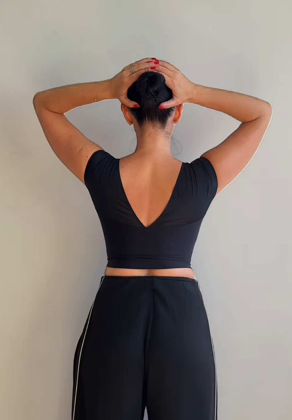 Todo el día lo pasamos con el celular en la mano. Y los músculos del cuello se encargan de sostener la cabeza mientras está inclinada.  Démosles un descanso. Hacé este ejercicio ahora mismo.  Sentí la relajación y poné un ❤️ si te gustó.