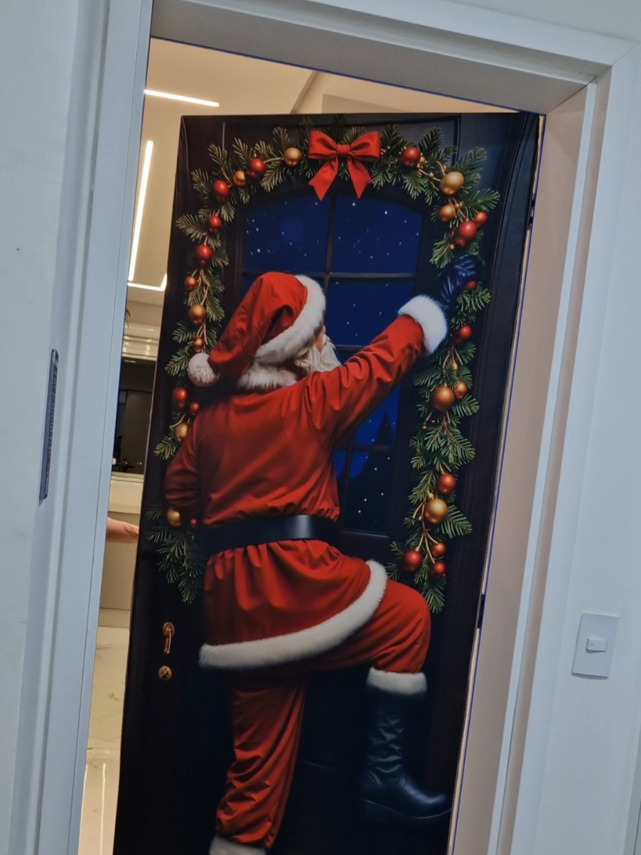 ✨🎄 A magia do Natal começa na porta de casa! Essa capa de porta natalina transforma a entrada em um convite cheio de encanto, acolhimento e espírito natalino. Uma forma simples e charmosa de decorar e receber bem quem você ama. 💖 #Natal #DecoraçãoNatalina #CapaDePorta #MagiaDoNatal #CasaDecorada 