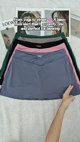“From yoga to street 🌸 A basic mini skirt that’s comfy, chic, and perfect for layering.” #VersatileSkirt #CasualOutfit #Activewear #MiniSkirtStyle #OOTD 