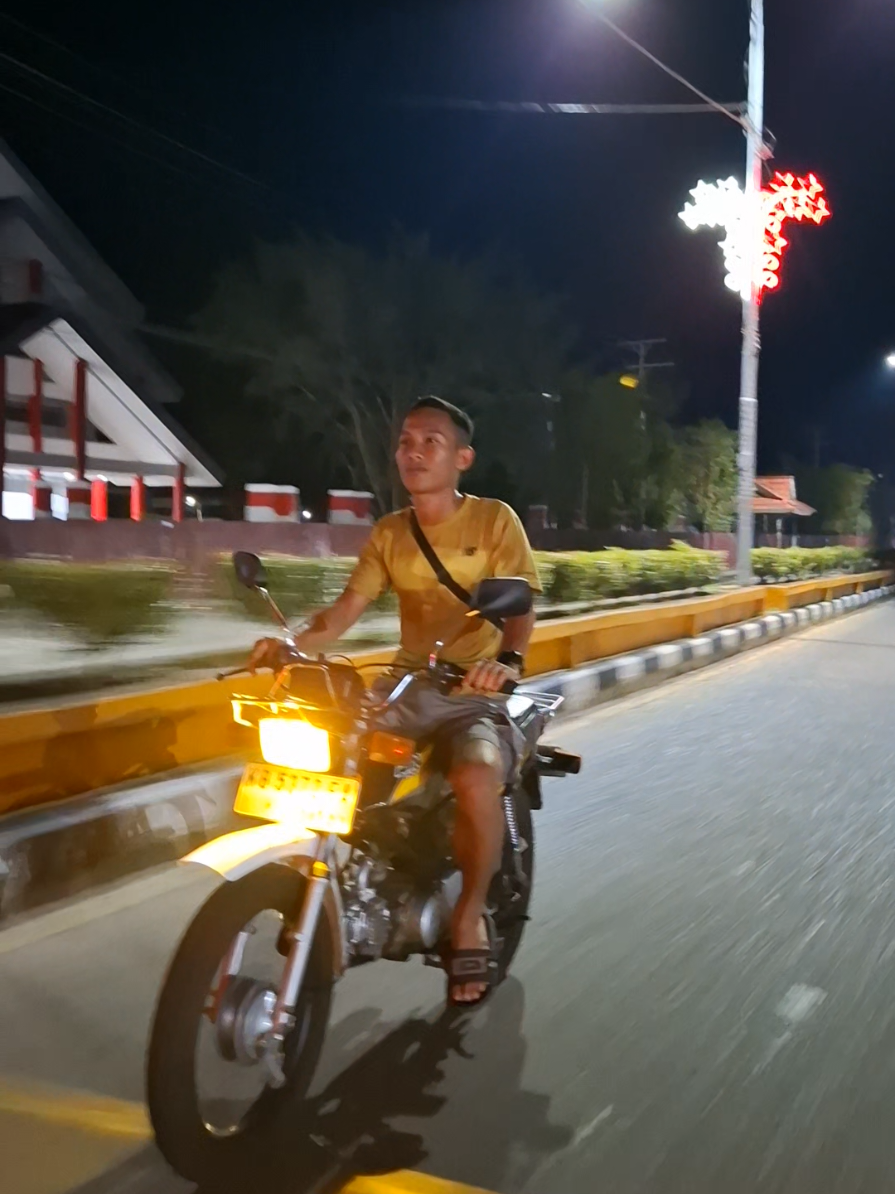 Kalau abang pake motor WIN, apakah adek masih mau sama abang dek ? 😢 #fypシ゚ #kapuashulu #putussibaukalbar #kalimantanbarat #CapCut 