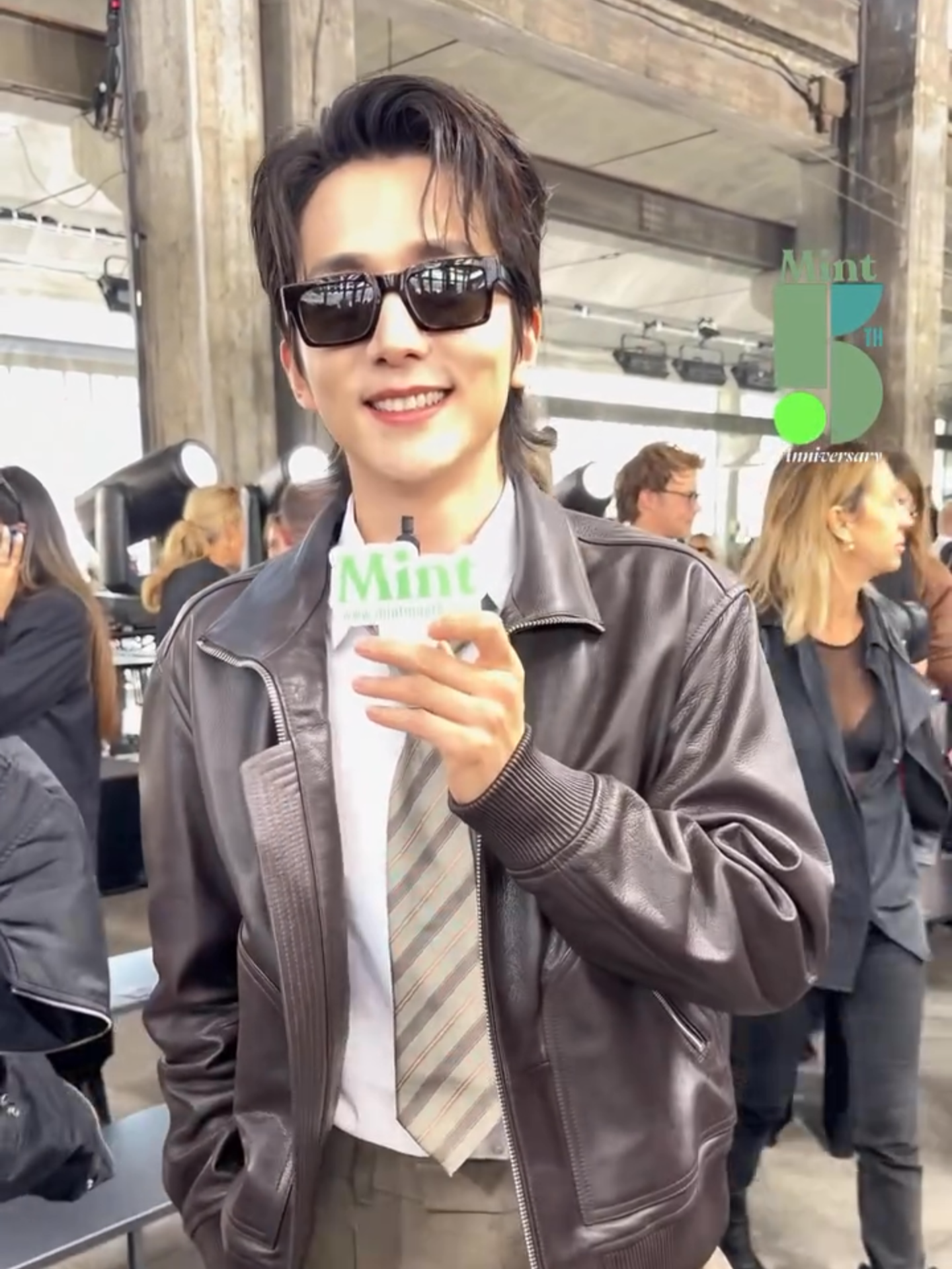 หล่อทัก! #MintReports พาหนุ่ม #ZhangXincheng นักแสดงหนุ่มสุดฮอต มาทักแฟนๆ ชาว Mint หลังบินมาร่วมชมแฟชั่นโชว์ BOSS Spring/Summer 26 ณ กรุงมิลาน ประเทศอิตาลี 💚 #BeYourOwnBOSS #MilanFashionWeek #MintMagTH