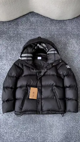 The coolest winter pufferjacket.#burberry #pufferjacket #winterfashion #wintervibes #fyp 