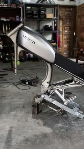 Ready lagi✅ Body set CB copy K2 dana pelajar 3jt an👌 Spesifikasi singkat - Rangka MP tatanan buntutan Mjs - Tangki Sultan - Jok CB125SE - Postep K15 SportDay - ARM Kaze SHJ Detail lebih lanjut DM langsung DM✅ #cb #rangkacb #bodysetcb #fyp #cb125se  