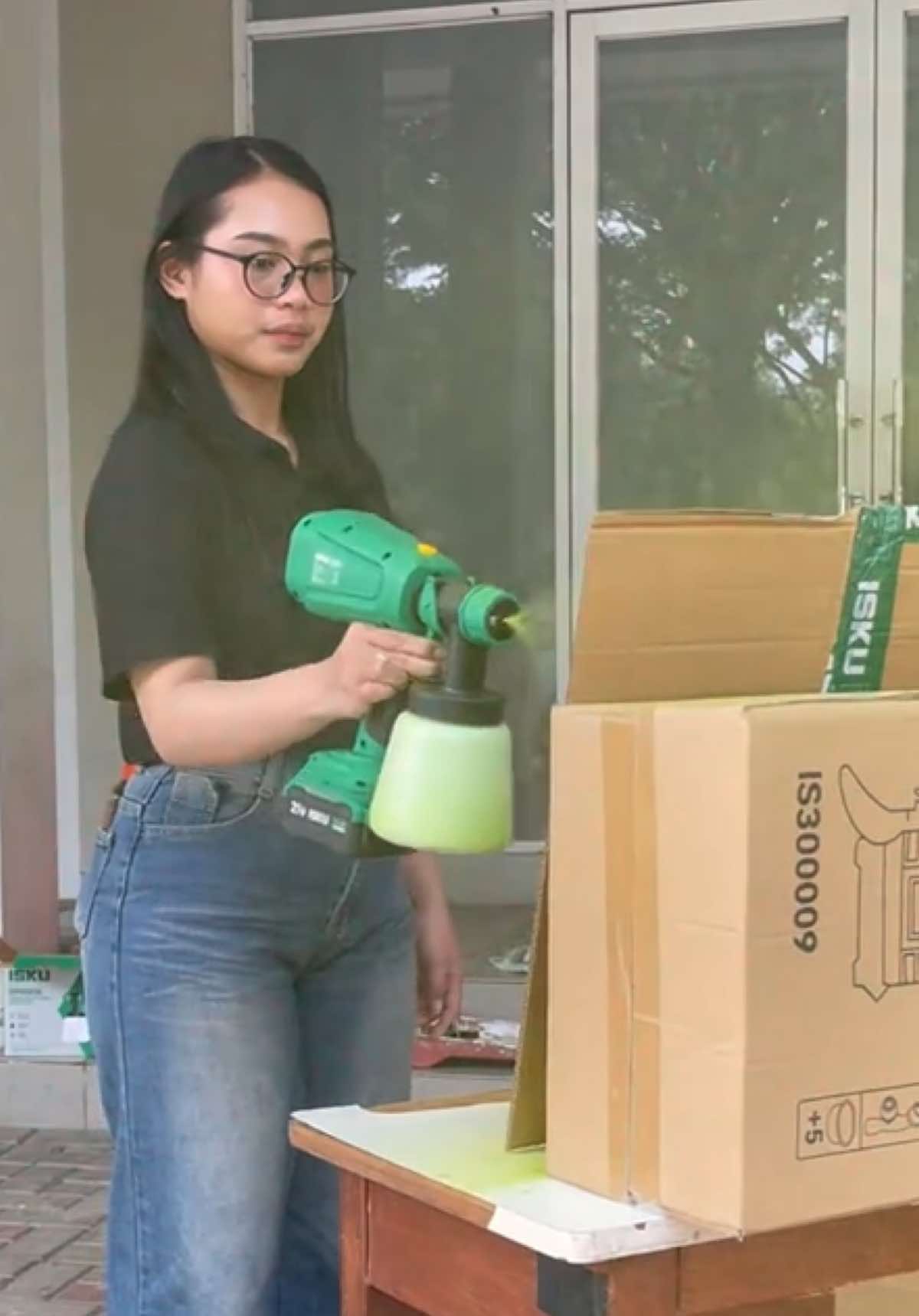 Dengan kapasitas 800ml Pistol semprot cat batrai lithium 21 Volt 360 derajat ✅✅✅semakin mudah mengecat tembok besi dan kayu 🔥🔥🔥 #iskutools #mesincat #catkayu 