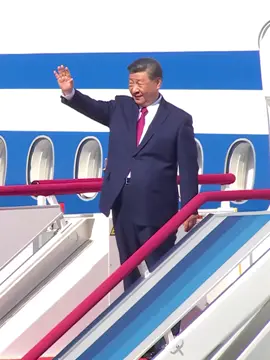 25日中午，习近平总书记在乌鲁木齐出席新疆维吾尔自治区成立70周年庆祝活动后，乘专机返回北京。在乌鲁木齐市区和机场，新疆各族群众热情欢送总书记。