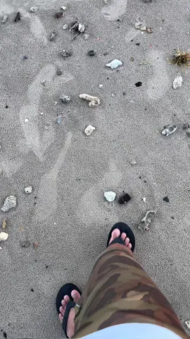 Melihat hamparan laut yang begitulah luas, setidaknya membantu meringankan betapa berat dan banyak nya beban pikiran. Next, semoga di kedepan hari, saya masih bisa merasakan momentum suasana seperti saat ini. #senja #sea #viral #Home #fyppppppppppppppppppppppp 