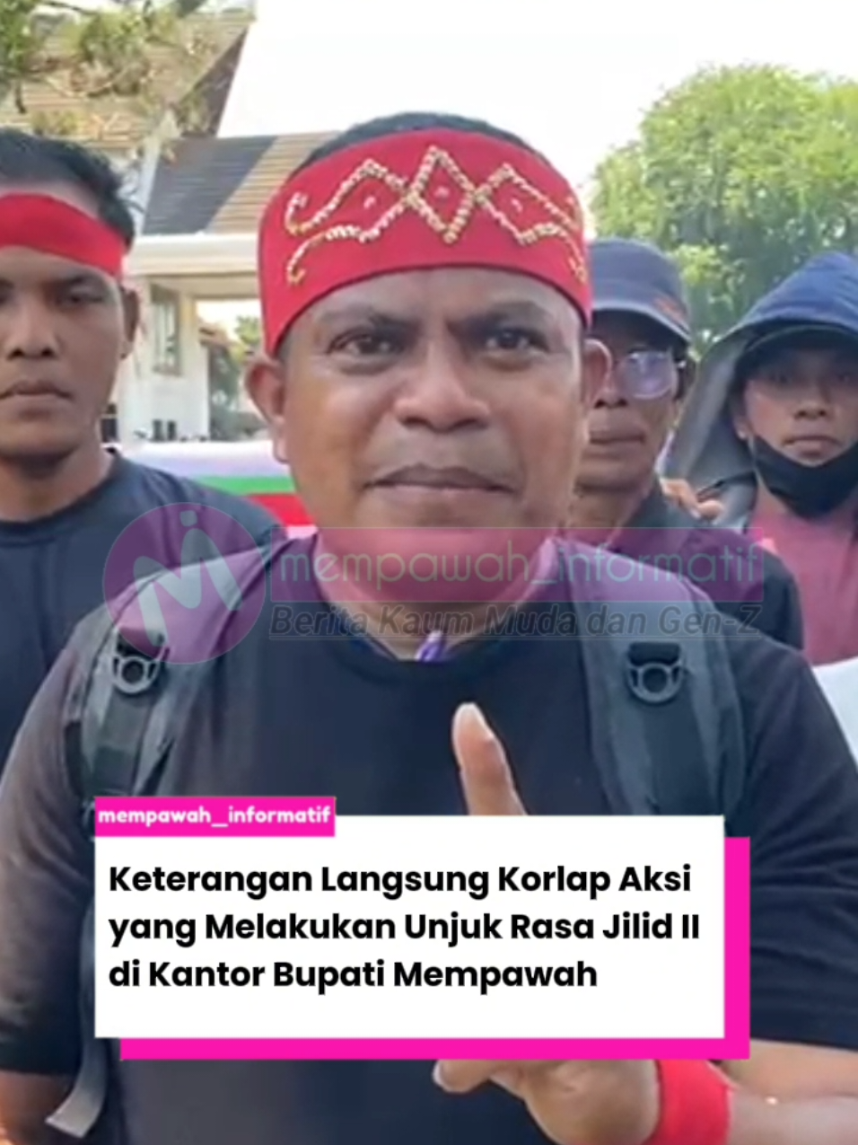Ratusan warga dari Desa Bumbun dan Desa Amawang kembali memenuhi halaman Kantor Bupati Mempawah, Kamis (25/9). Ini adalah aksi damai kedua setelah demonstrasi pertama pada 25 Agustus lalu. Mereka menuntut pertanggungjawaban PT AHAL, perusahaan perkebunan sawit yang dianggap gagal menyejahterakan masyarakat dan tak menepati kewajibannya. Aksi yang dijaga ketat aparat TNI-Polri ini diterima langsung oleh Bupati Erlina dan Wabup Juli Suryadi. Warga berharap pemerintah daerah dapat turun tangan menyelesaikan persoalan yang telah berlarut-larut bertahun-tahun. Berikut keterangan langsung Koordinator Lapangan (Korlap) aksi Jilid II di Kantor Bupati Mempawah, Iman Lewi. #Mempawah #AksiDamai #DemoWarga #PTAHAL #SuaraRakyat 