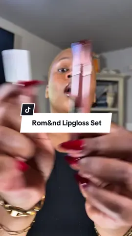 Chillleeeeee somebody come take this lipgloss AWAYYYYY😭😩🩷 I love this set soooooo much! #romndlipgloss #viralontiktokshop #curvyfashion #romnd #makeupobsessed 